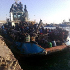 Guardacostas libios rescatan a 262 inmigrantes a la deriva en el mar