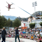 Un espectáculo de acrobacias circenses en la edición del año pasado del Festival Esbaiola’t.