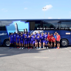 La expedición del Lleida, junto al nuevo autocar que estrenaron ayer para el desplazamiento a Alcoi.