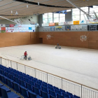 Els treballs de reparació del parquet del Palau Municipal d'Esports de la Seu d'Urgell