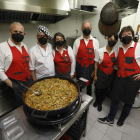 Socios de Sogall preparando ayer pollo guisado para los usuarios de Arrels y Sant Vicenç de Paül.  