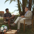 L’exjugador del Barça conversa amb Lluís Canut durant el programa.