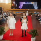 Niñas y adolescentes de Preixana sacaron a desfilar los trajes de bautizo con muñecos.