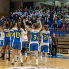 Las jugadoras del Cadí festejaron la gran victoria con su afición, que llenó el Palau d’Esports.