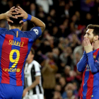 Luis Suárez y Leo Messi se lamentan de la mala fortuna que ayer tuvo el equipo azulgrana, igual que ocurrió en el partido de ida disputado en Turín.