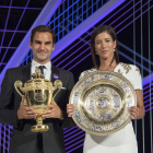 Roger Federer y Garbiñe Muguruza, con sus trofeos en la cena de campeones de Wimbledon.