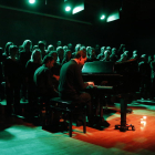 El pianista invidente Marc Sarrato y la Coral Maristes, ayer a oscuras en el Espai Orfeó de Lleida.