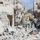 Vista dels danys causats per un bombardeig a la ciutat siriana d’Armanaz.