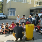 Técnicos del consell explicando a los niños cómo reciclar. 