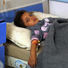 Una nena rep tractament contra el còlera en un hospital.