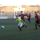 Un jugador del Viladecans se escapa de la presión de dos jugadores del EFAC, en el partido de ayer finalizado con empate.