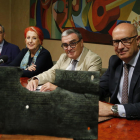 L’alcalde i membres del jurat, ahir, amb el guardó, una escultura de bronze, en primer pla.