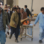 Vecinos y sanitarios trasladaron ayer a los heridos en el ataque terrorista en la ciudad de Quetta. 