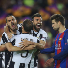 Piqué, capbaix, mentre diversos jugadors de la Juventus celebren la classificació.