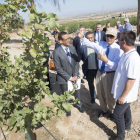 Josep Pont dóna explicacions als visitants de la plantació de Mas de Colom, en una imatge d’ahir.