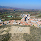 Una vista de la Serra del Calvari, amb la Granja d’Escarp al fons de la imatge.