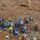 Sierra Leone enterra les víctimes i busca encara 600 desapareguts
