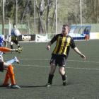 Un jugador del Pardinyes intenta superar al portero del Granja durante el partido.