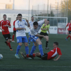 Un jugador del Castellserà se lanza a por el balón ante la presencia de varios jugadores del Mollerussa.