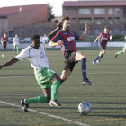 Un jugador del conjunt local i un altre del Tàrrega pugnen per la pilota en una de les jugades que va tenir lloc durant el partit disputat ahir al Municipal de Balàfia.