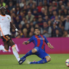 Momento en el que el uruguayo Luis Suárez se lanza para marcar su gol ante el Valencia, el que significaba el empate a uno.