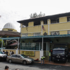 Vista de l’edifici i dels danys causats, sobretot al segon pis de l’escola a Kuala Lumpur.