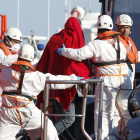 Rescatan a 34 personas de una patera en Almería