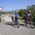 Una familia practicando ciclismo durante este puente del Pilar en el Pallars Jussà.