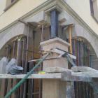 Durant l’obra s’ha reforçat el pilar amb estructures de ferro.
