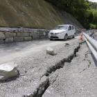 Part de l’asfalt i la barrera a l’accés a Baiasca, esquerdats per les pluges de les últimes setmanes.