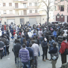 Vista dels centenars de persones que esperaven ahir a les portes del centre cívic de l’Ereta.