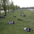 Grupos de personas, la mayoría jóvenes, ayer en la canalización del río Segre en Lleida. 