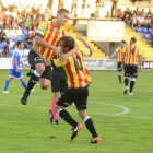 Els jugadors del Lleida celebren el gol marcat per Jorge Félix al final de la primera part.