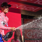 Tom Dumoulin celebra su triunfo y el liderato en el Giro de Italia.
