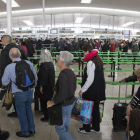 Imatge de llargues cues de gent a l’aeroport del Prat.