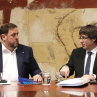 El vicepresident del Govern, Oriol Junqueras, i el president Puigdemont, en una imatge d'arxiu d'una reunió del consell executiu.