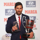 Leo Messi va rebre ahir el trofeu com a màxim golejador de la Lliga de la temporada passada.