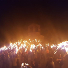Un momento de las fallas de Durro, anoche, en la ermita de Sant Quirze.