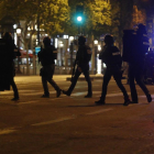 Agentes de la Policía, desplegados anoche en la zona del atentado en París.
