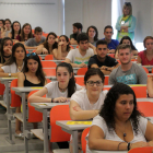 Algunos de los 278 aspirantes a maestros, antes de comenzar ayer las pruebas de aptitud personal.