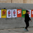 Cartells a favor del ‘sí’ enganxats en un mur de la rambla Ferran, a Lleida ciutat.