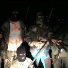 Algunos de los hombres que aparecen en el vídeo de amenaza.