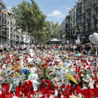 Ofrendes en honor a las víctimas del atropello en la Rambla de Barcelona.