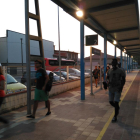 Viajeros apeándose el miércoles en la estación de Les Borges Blanques para subir al autocar, al fondo. 