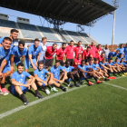 La plantilla del Lleida Esportiu protagonizó ayer la sesión fotográfica oficial sobre el césped del Camp d’Esports.