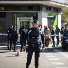 Policia a l'oficina bancària atracada a Madrid aquest dijous.