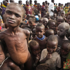 Niños de la etnia Turkana con graves problemas de malnutrición.