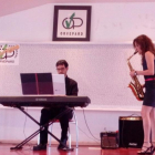 Una actuación del trío leridano Red Notes, de bajo, teclados y saxo.