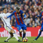 Messi pugna amb Cristiano durant un clàssic, amb Neymar observant l’escena des del darrere.