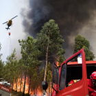 Bomberos combaten las llamas en la villa de Mouriscas, Portugal.